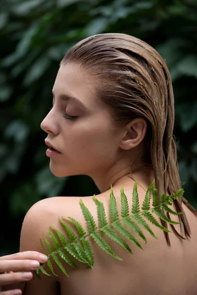 Piękna Młoda Kobieta Idealną Skórą Przed Rośliną Tropikalnych Zielonych Liści — Zdjęcie stockowe