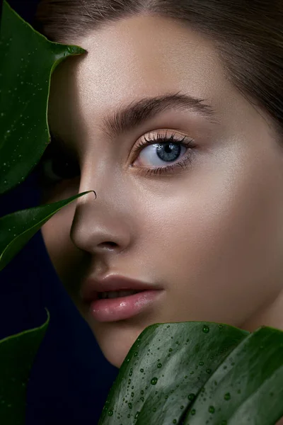 Close Beautiful Young Woman Face Perfect Skin Tropical Green Leaves — Zdjęcie stockowe
