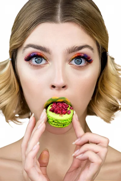 Vacker Ung Kvinna Med Färgade Regnbåge Ögonfransar Och Ljusa Makeup — Stockfoto