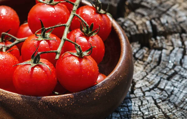 Tomates Cerises Forme Coeur Assiette Sur Une Vieille Surface Bois — Photo