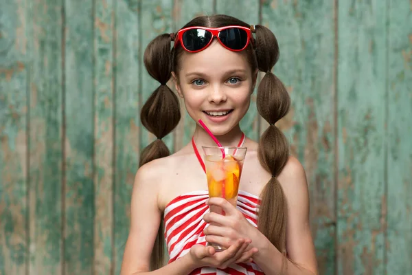 Χαριτωμένο Κοριτσάκι Πίνει Λεμονάδα Μπροστά Από Παλιά Αγροτική Ξύλινο Υπόβαθρο — Φωτογραφία Αρχείου