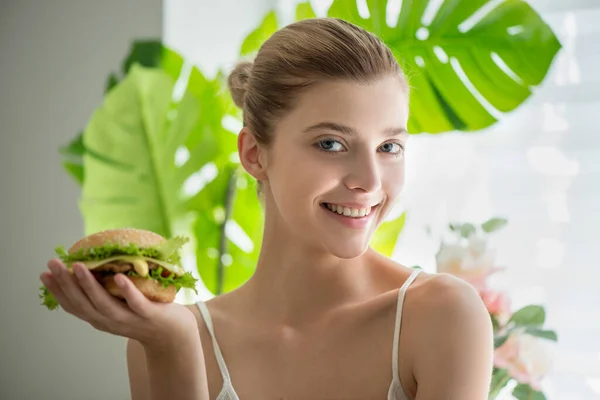 아름다운 미소짓는 소녀가 햄버거를 선택적 — 스톡 사진