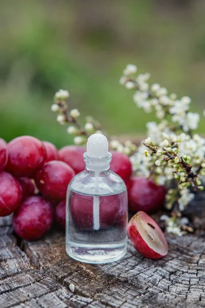 Esencia Aceite Uva Sobre Fondo Madera Aroma Teraty Relajación Entorno —  Fotos de Stock