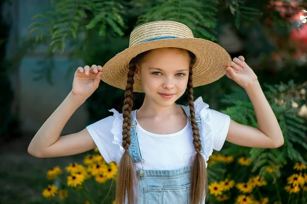 Retrato Elegante Menina Sorridente Frente Chapéu Fundo Rústico Temporada Verão — Fotografia de Stock