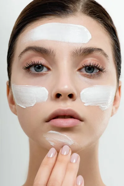 Jovem Aplicando Creme Facial Máscara Facial Seu Rosto Modelo Beleza — Fotografia de Stock