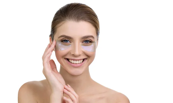 Mulher Jovem Sorrindo Bonita Aplica Hidratação Holográfica Sob Almofadas Máscara — Fotografia de Stock