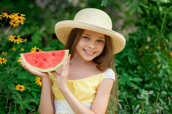 Lächelndes Kleines Mädchen Mit Blauen Augen Und Einer Scheibe Wassermelone — Stockfoto
