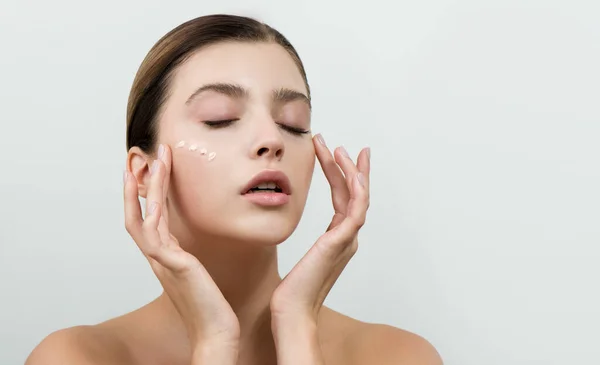 Young Woman Applying Eye Cream Foundation Concealer Her Face Beauty — Stock Photo, Image