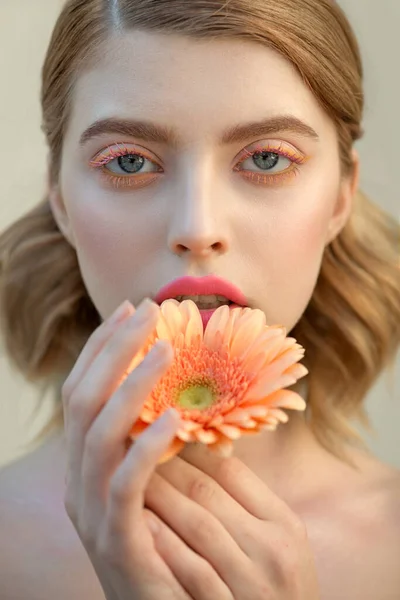 Fashion Model Creative Professional Make Pink Yellow Color Mascara Gerbera — Zdjęcie stockowe