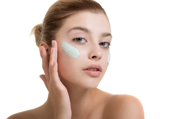 Jovem Aplicando Creme Facial Máscara Facial Seu Rosto Modelo Beleza — Fotografia de Stock