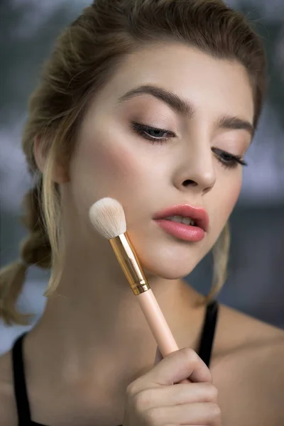 Retrato Modelo Belleza Con Maquillaje Pestañas Largas Con Cepillo Cosmético — Foto de Stock