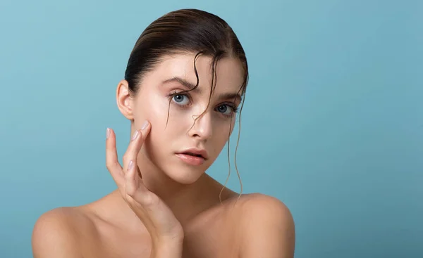 Retrato Modelo Beleza Com Maquiagem Natural Mão Com Manicure Tocando — Fotografia de Stock