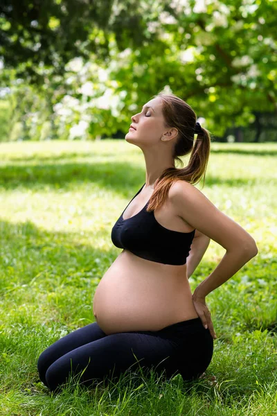 Mulher Grávida Senta Posições Ioga Medita Yoga Meditação Relaxe Gravidez — Fotografia de Stock