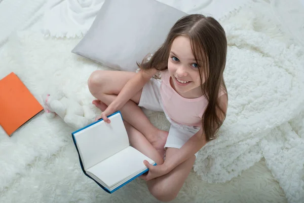 Pequena Menina Sorrindo Bonito Livros Sentados Sua Cama Vista Superior — Fotografia de Stock