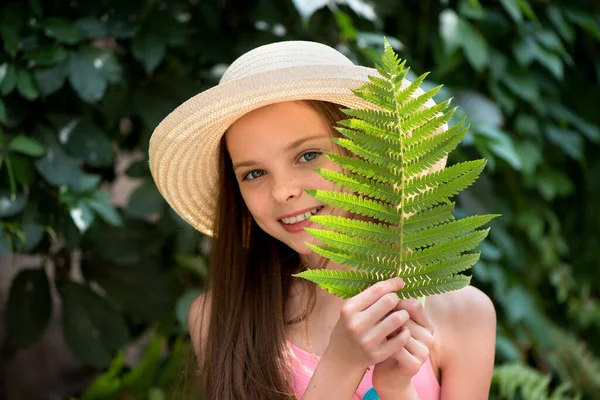 Söt Liten Flicka Med Stora Gröna Blad Ormbunke Händerna Barn — Stockfoto