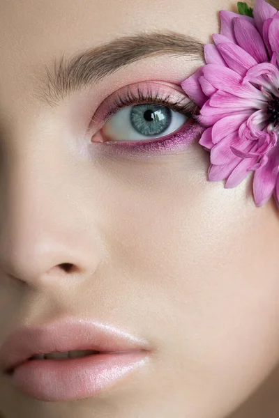 Όμορφη Νεαρή Γυναίκα Τέλειο Δέρμα Φυσικό Μακιγιάζ Και Λουλούδι Macro — Φωτογραφία Αρχείου