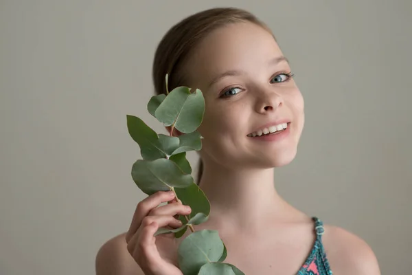 Hermosa Chica Sonriente Alegre Con Rama Hoja Eucalipto Niño Con — Foto de Stock