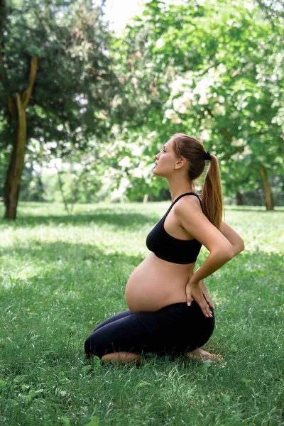Schwangere Sitzt Yoga Positionen Und Meditiert Yoga Meditation Und Entspannung — Stockfoto