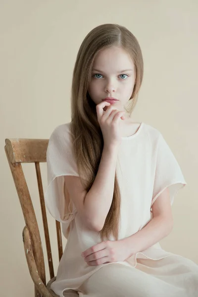 Портрет Милой Молодой Девушки Длинными Волосами Lightkey — стоковое фото