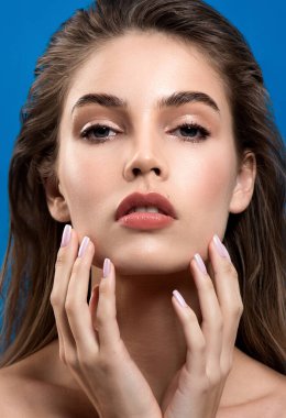 Temiz ciltli güzel bir genç kadın. Doğal çıplak makyajlı ve uzun kirpikli güzellik modeli portresi. Spa, cilt bakımı ve sağlık.