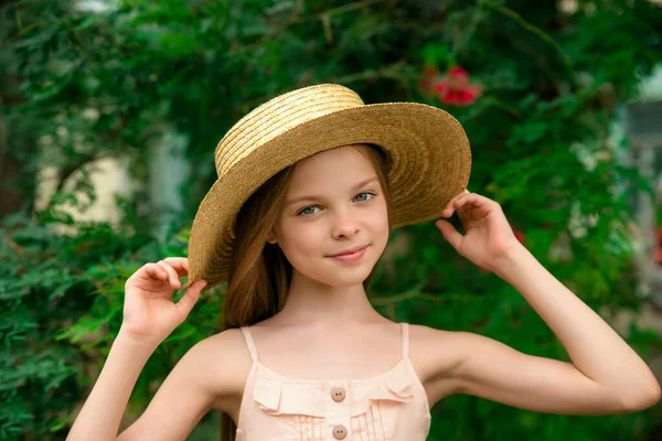 Elegante Retrato Chica Sonriente Con Sombrero Temporada Verano Copytext — Foto de Stock