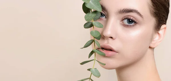 Portret Modelki Urody Naturalnym Charakterem Nago Gałęzią Liścia Eukaliptusa Piękna — Zdjęcie stockowe