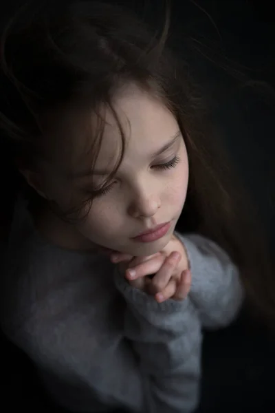 Portret Pięknej Dziewczynki Modlącej Się Wyraz Twarzy Dzieciak Emocje Wiara — Zdjęcie stockowe