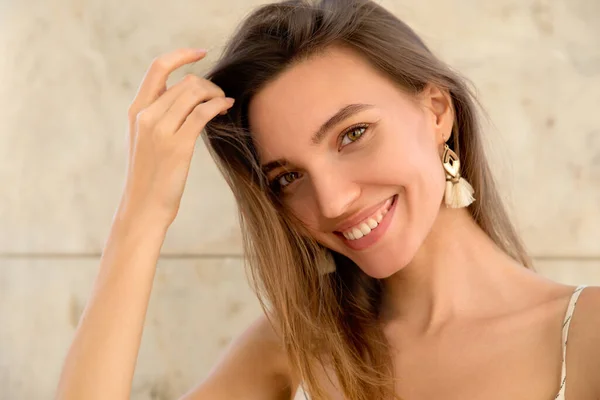 Hermosa Mujer Joven Con Pelo Largo Retrato Emocional Positivo Una — Foto de Stock