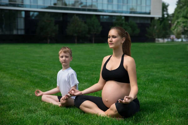 Mulher Grávida Senta Posições Ioga Medita Com Seu Filho Yoga — Fotografia de Stock