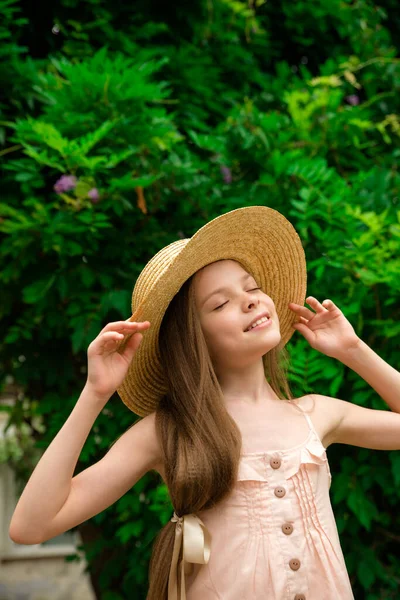 Κομψό Πορτρέτο Του Χαμογελαστού Κοριτσιού Καπέλο Καλοκαίρι Κείμενο Αντιγραφής — Φωτογραφία Αρχείου