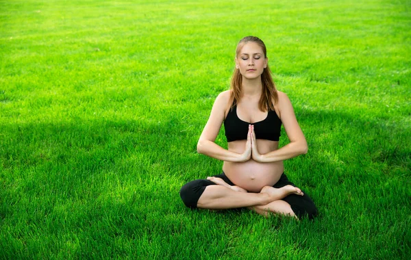 Donna Incinta Siede Yoga Posies Medita Yoga Meditazione Relax Gravidanza — Foto Stock