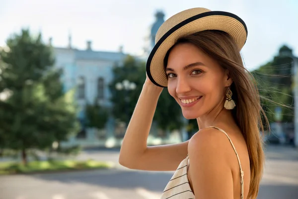 Mooie Jonge Vrouw Met Hoed Stad Positief Emotioneel Portret Van — Stockfoto