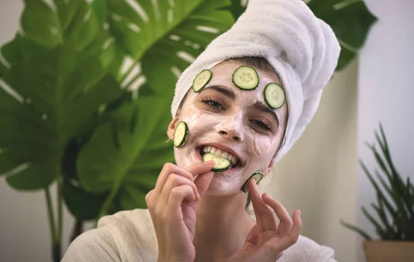 Junge Frau Trägt Gesichtsmaske Mit Gurken Gesicht Auf Spa Und — Stockfoto