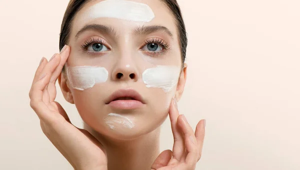 Jovem Aplicando Creme Facial Máscara Facial Seu Rosto Modelo Beleza — Fotografia de Stock