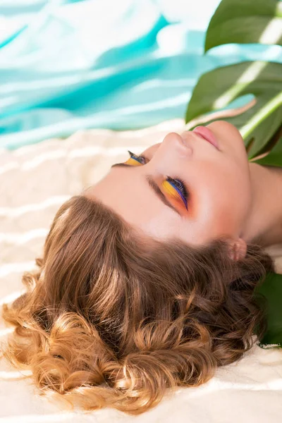 Modelo Posando Areia Mar Praia Jovem Com Maquiagem Colorida Para — Fotografia de Stock