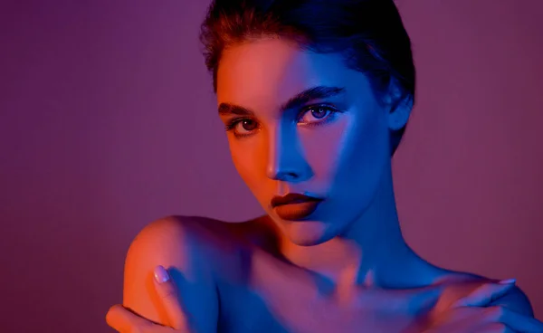Bella Giovane Donna Con Pelle Perfetta Pulita Luce Studio Blu — Foto Stock