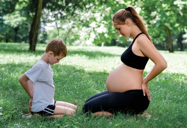 Mulher Grávida Senta Posições Ioga Medita Com Seu Filho Yoga — Fotografia de Stock