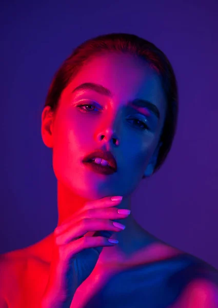 Piękna Młoda Kobieta Czystą Idealną Cerą Neonowym Niebiesko Różowym Świetle — Zdjęcie stockowe