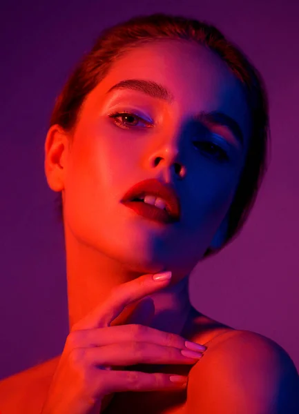 Piękna Młoda Kobieta Czystą Idealną Cerą Neonowym Niebiesko Różowym Świetle — Zdjęcie stockowe