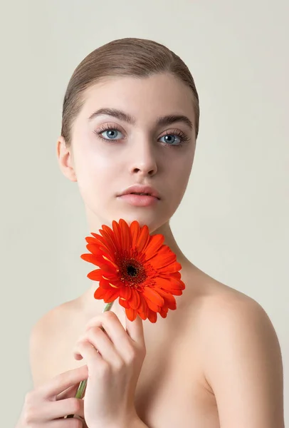 Mulher Bonita Com Pele Flor Perfeitas Cara Modelo Moda Com — Fotografia de Stock