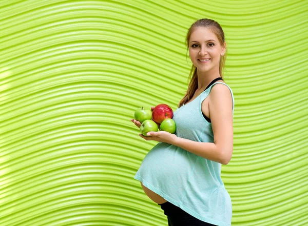 Mulher Grávida Com Maçãs Fron Fundo Verde Gravidez Alimentação Saudável — Fotografia de Stock