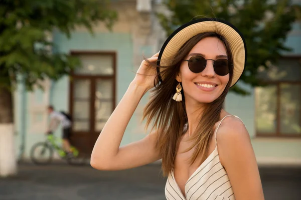 Şehirde Şapkası Olan Güzel Bir Genç Kadın Gülümseyen Güzel Bir — Stok fotoğraf