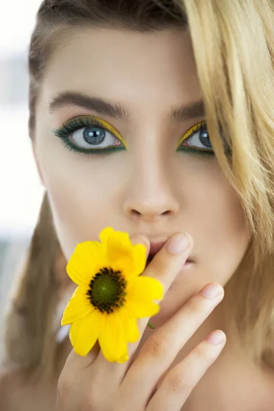 Beautiful Young Woman Perfect Skin Natural Make Flower Fashion Model — Stock Photo, Image