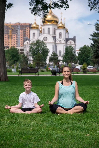 Mujer Embarazada Sienta Yoga Posies Medita Con Hijo Yoga Meditación — Foto de Stock
