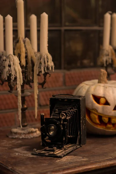 Csendélet Egy Régi Retro Kamerával Egy Halloween Sütőtök Viaszgyertya Háttérben — Stock Fotó