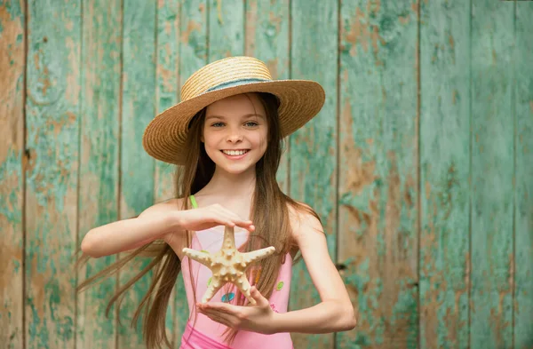 Elegante Retrato Niña Sonriente Con Estrella Mar Sombrero Frente Fondo — Foto de Stock