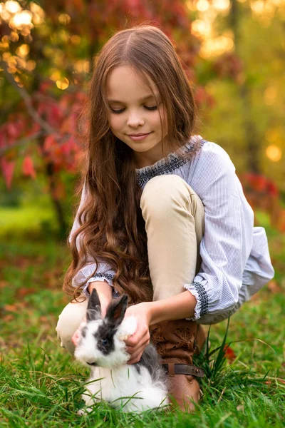 Niña Feliz Con Conejo Lindo Retrato Niño Con Mascota Aire — Foto de Stock