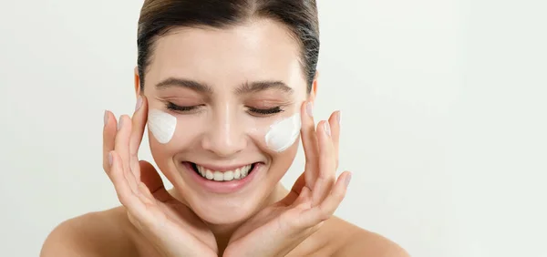 Jovem Aplicando Creme Facial Máscara Facial Seu Rosto Modelo Beleza — Fotografia de Stock