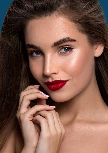 Piękna Młoda Kobieta Czystą Idealną Skórą Jasnoczerwonymi Metalicznymi Ustami Portret — Zdjęcie stockowe