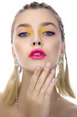 Yaratıcı sarı makyajlı, parlak pembe dudaklı, beyaz tenli güzellik modeli portresi. Taze, kusursuz ciltli ve profesyonel makyajlı güzel bir genç kadın. Kapat, Seçici Odaklanma.